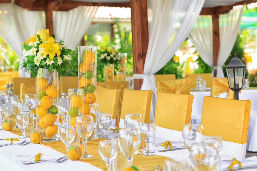 table de mariage avec agrumes en decoration