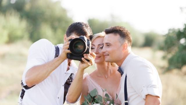 relation de confiance avec le photographe de mariage pour poser