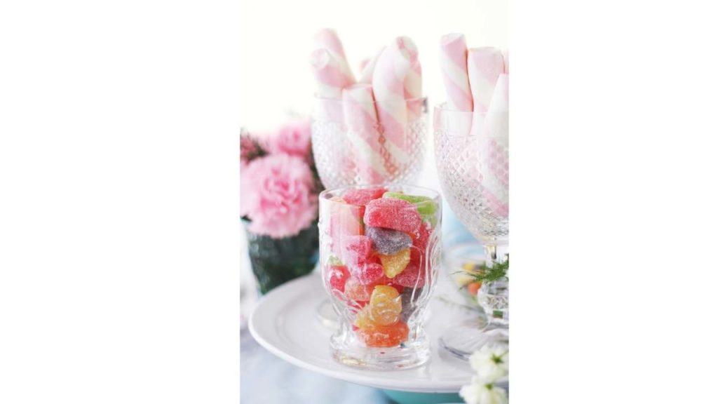 fleurs et bonbon sur table de mariage