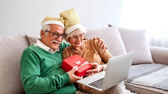 grand parents déguisées pour le skype
