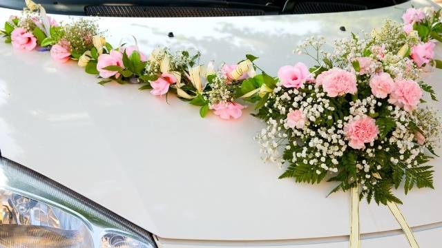 fleurs sur capo de voiture